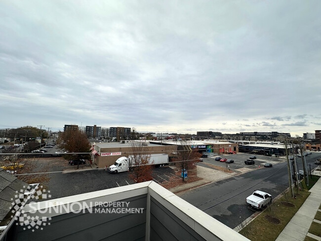 Building Photo - 3BR Townhome with Rooftop Deck in LoSo