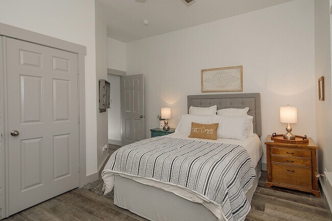 Building Photo - 182 N Valley Oaks Cir