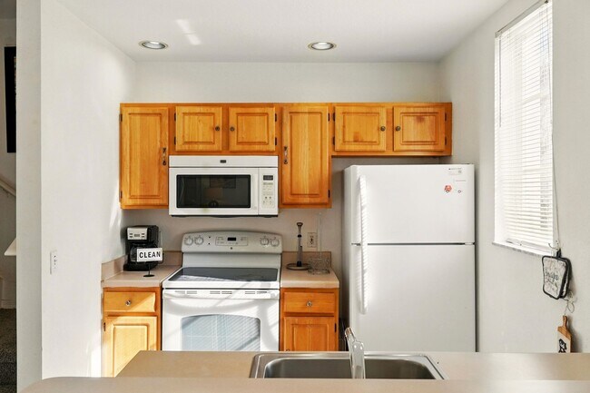 Building Photo - Charming and Spacious 4-Bedroom, 3-Bathroom Fully Furnished Townhome  in the Sought-After Venetia...