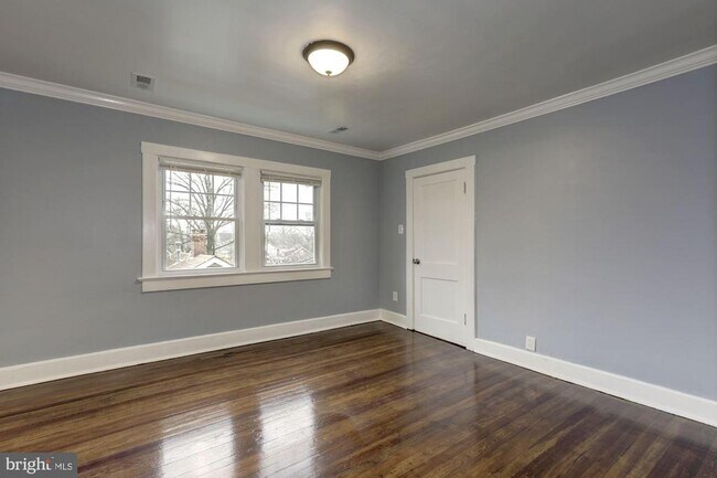 Building Photo - 811 Thayer Ave