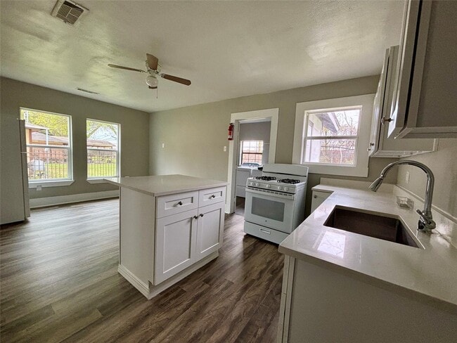 Building Photo - 9710 Casa Loma Dr