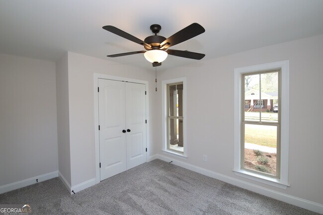 Building Photo - 512 Springdale Dr