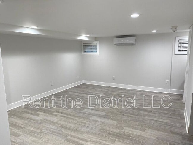 Building Photo - 1316 Staples St NE