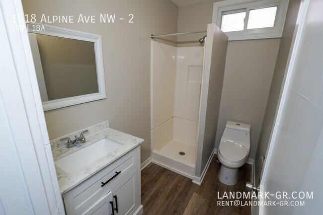 Building Photo - Updated 1 Bed/1Bath – First Month Only $550!