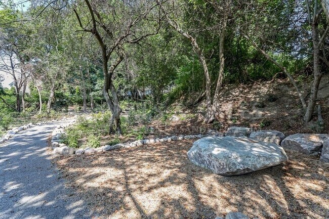 Building Photo - 19 Norton St