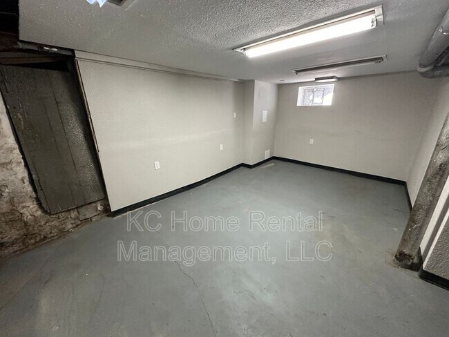 Building Photo - 402 Van Brunt Blvd