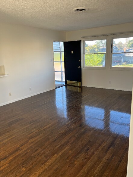 Building Photo - 13744 Burbank Blvd