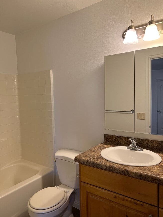 Building Photo - Beautiful 3 bedroom, 2.5 bathroom townhome...