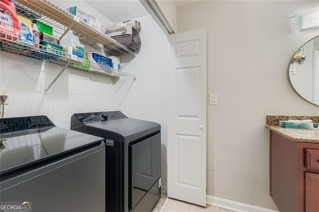 Building Photo - 3302 Pine Heights Dr NE