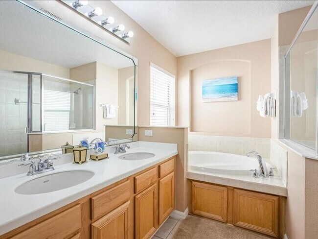 Building Photo - Stunning Fully Furnished 4-Bedroom, 3-Bath...
