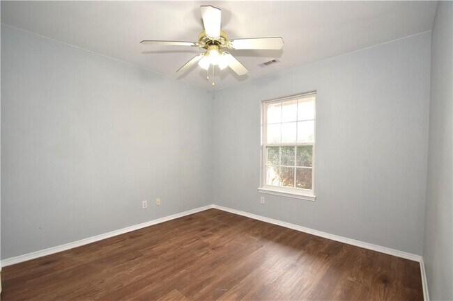 Building Photo - 903 SW Sandrock Rd