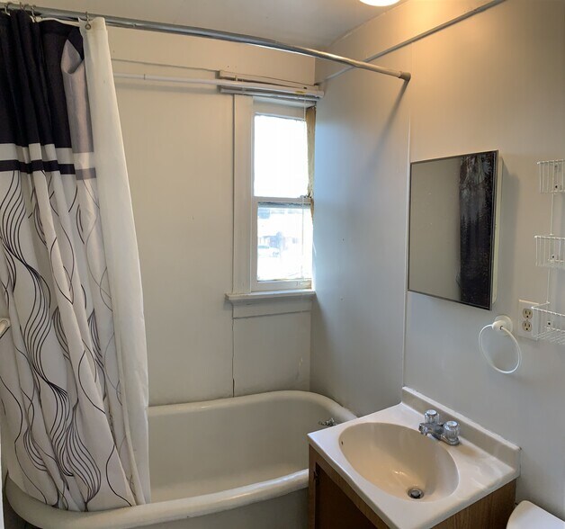 Building Photo - 833 Topeka