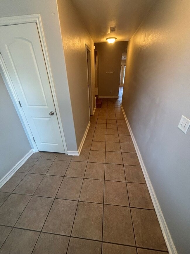 Building Photo - COMING SOON!! 3 Bedroom Duplex in Farmington!