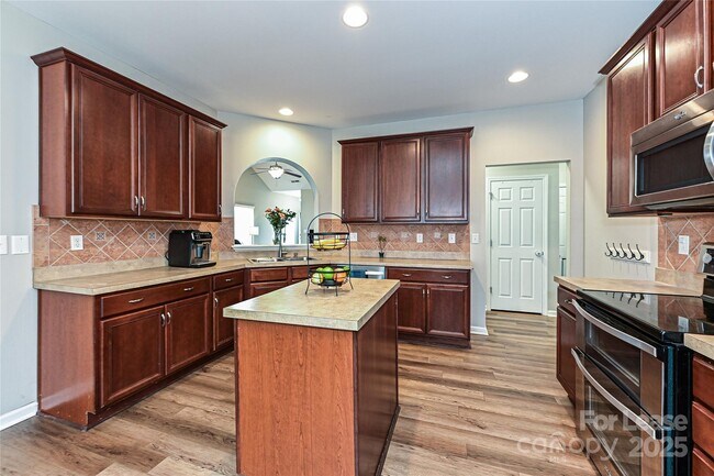 Building Photo - 709 Yvonne Dr SW