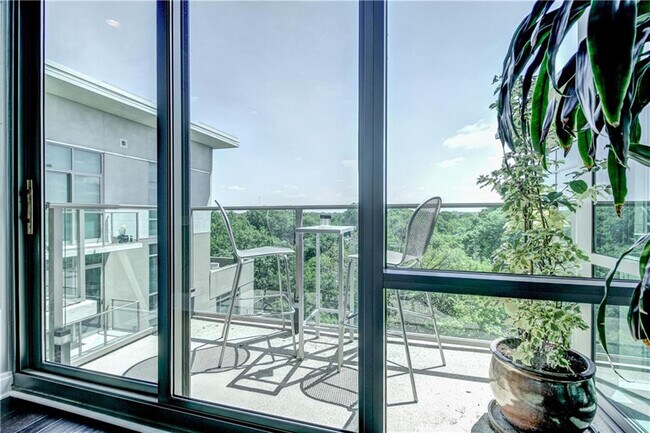 Building Photo - 905 Juniper St NE