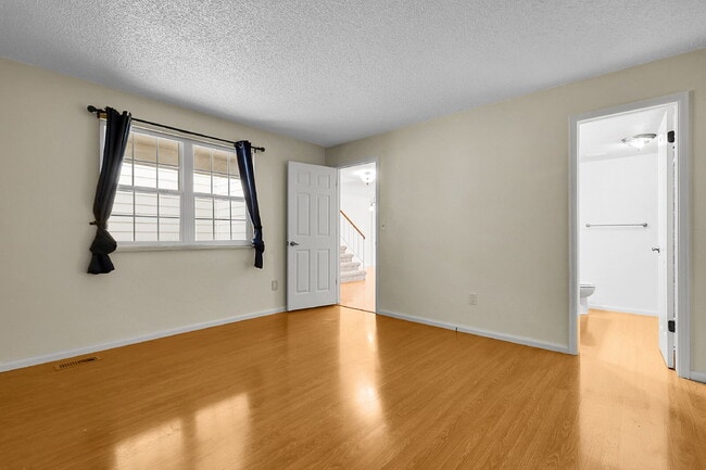 Building Photo - $2,695 - 5 Bed, 4 Bath Townhome in Aurora ...