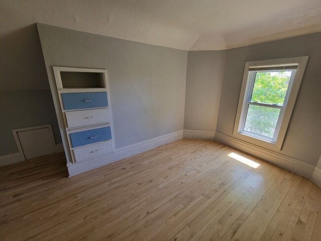 Building Photo - AVAILABLE JULY 1ST 3 Bedroom2 Bathroom + Office