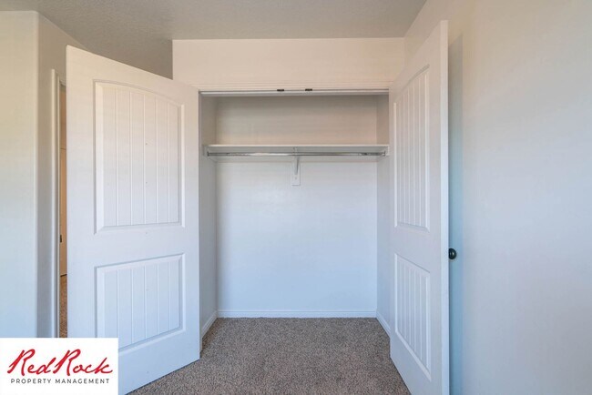 Building Photo - Pet Friendly! Spacious 4 Bedroom Townhome!