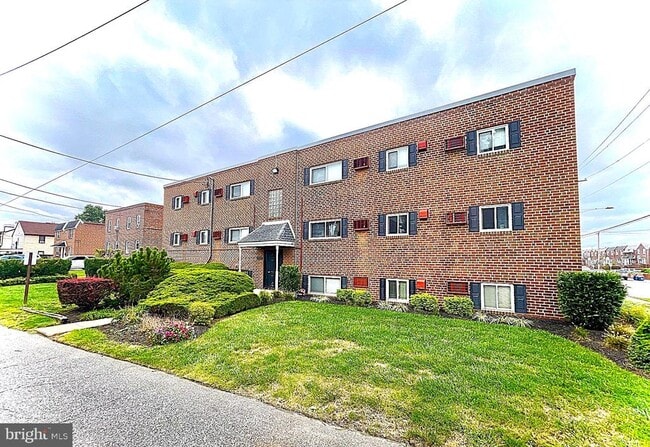 Primary Photo - 4401 Sheffield Ave