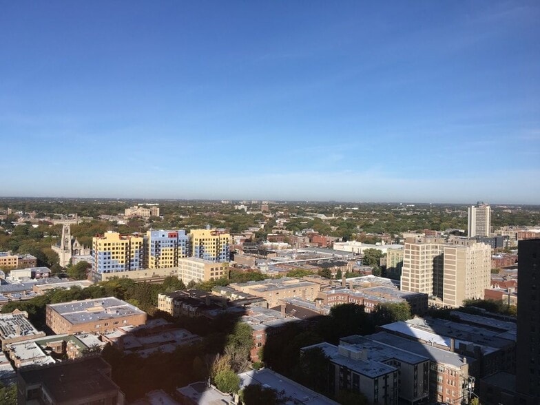 Building Photo - 5445 N Sheridan Rd