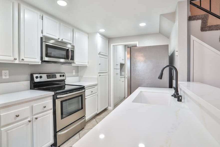 Building Photo - 9369 Silverleaf Way