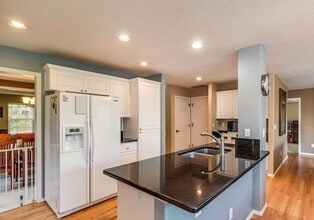 Building Photo - Beautiful Spacious Home!