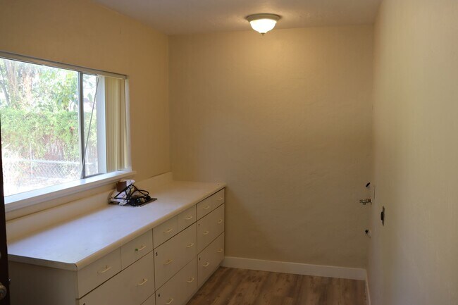 Building Photo - Single Family Home Centrally Located off H...