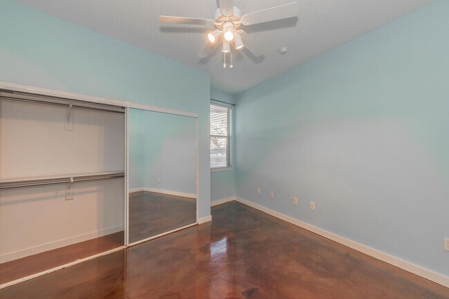 Building Photo - T&P Downtown Condo!
