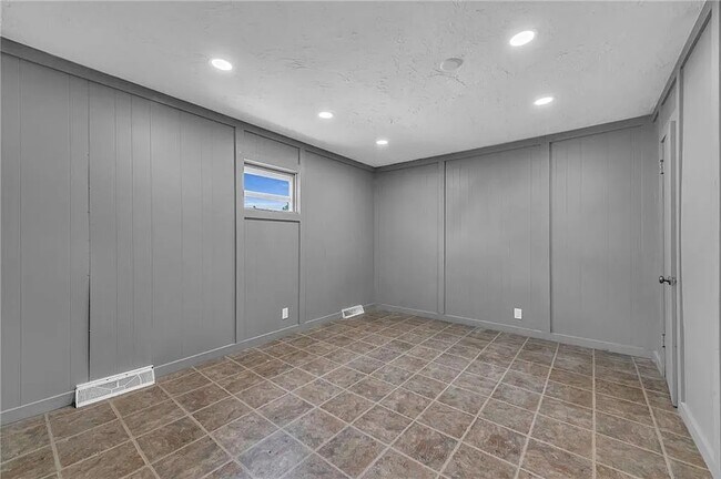 Building Photo - 114 N Emma St