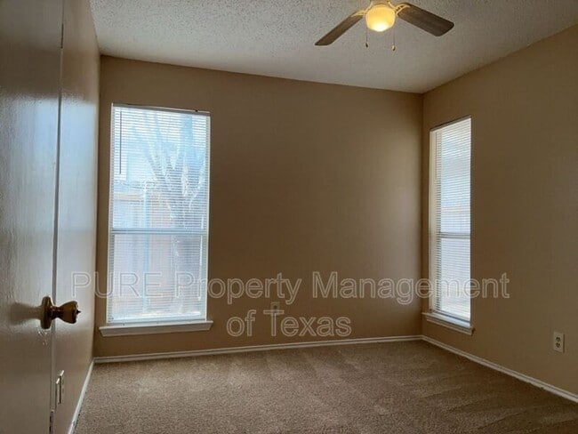 Building Photo - 2028 Redwing Way