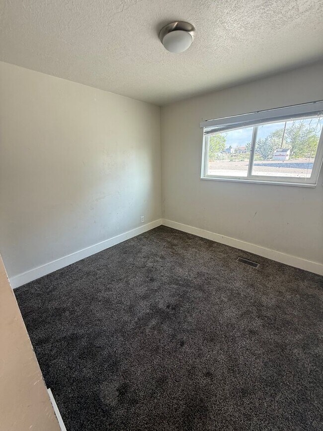 Building Photo - CS-108 W 250 S