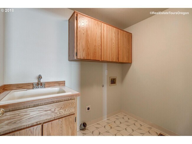 Building Photo - 7548 SE Hacienda St