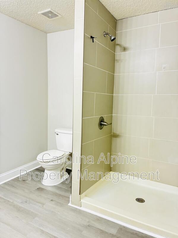 Building Photo - 514 S Maple St