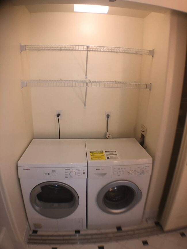 Building Photo - 1 bed, 1 bath, 1 parking with a lanai, located in One Archer Lane!