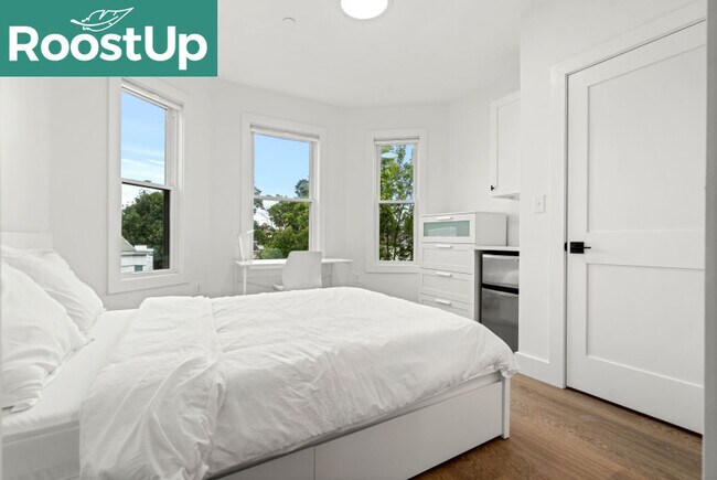 Building Photo - Furnished private bedroom with private ensuite bath