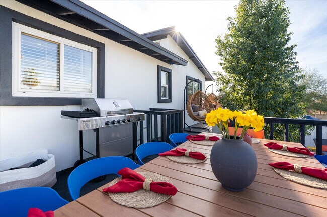 Building Photo - 4530 W Paradise Dr