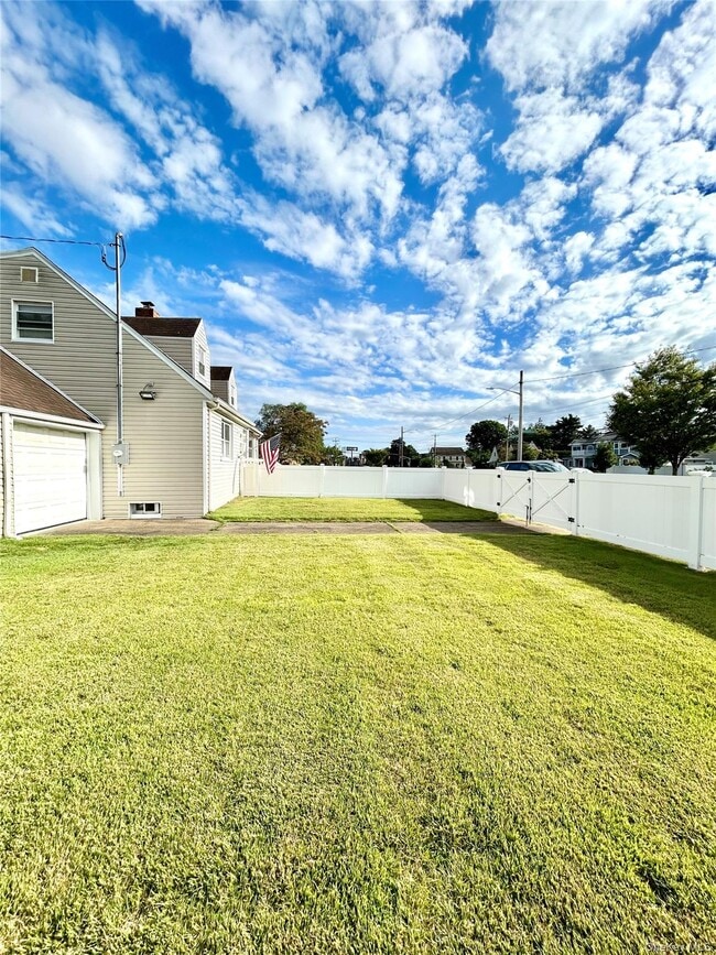Building Photo - 745 S Oyster Bay Rd