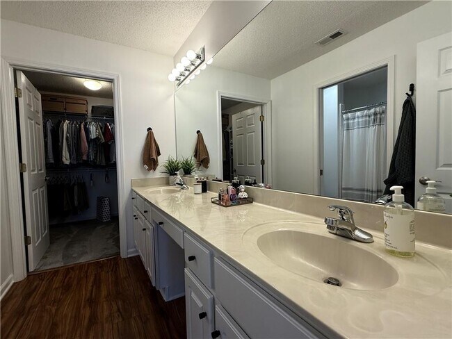 Building Photo - 3050 Orchard Ridge Cir