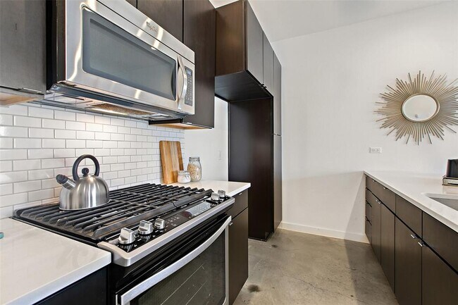 Building Photo - 1021 1/2 E 38th St