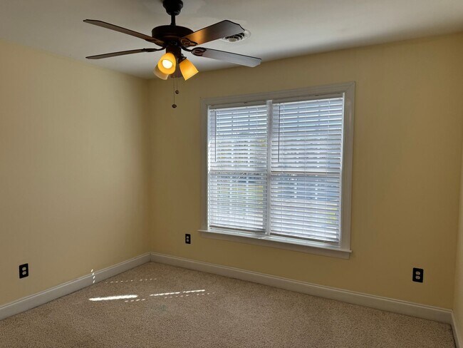 Building Photo - Beautiful Home in River Bluffs