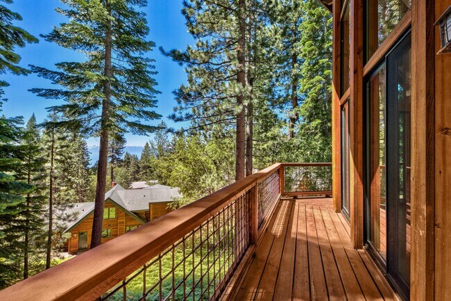 Building Photo - Gorgeous Lakeview! Pet Friendly w a Garage & AC!