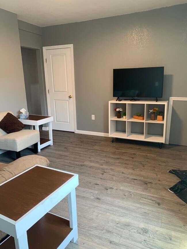 Building Photo - 903 E Carson St