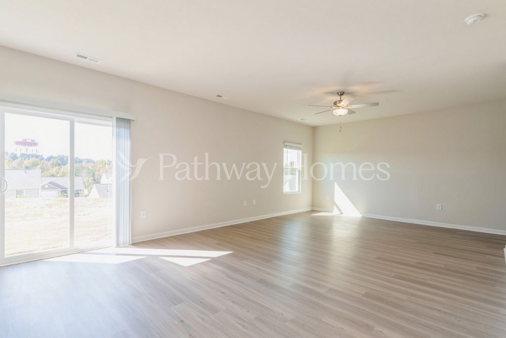 Building Photo - 102 N Sina St