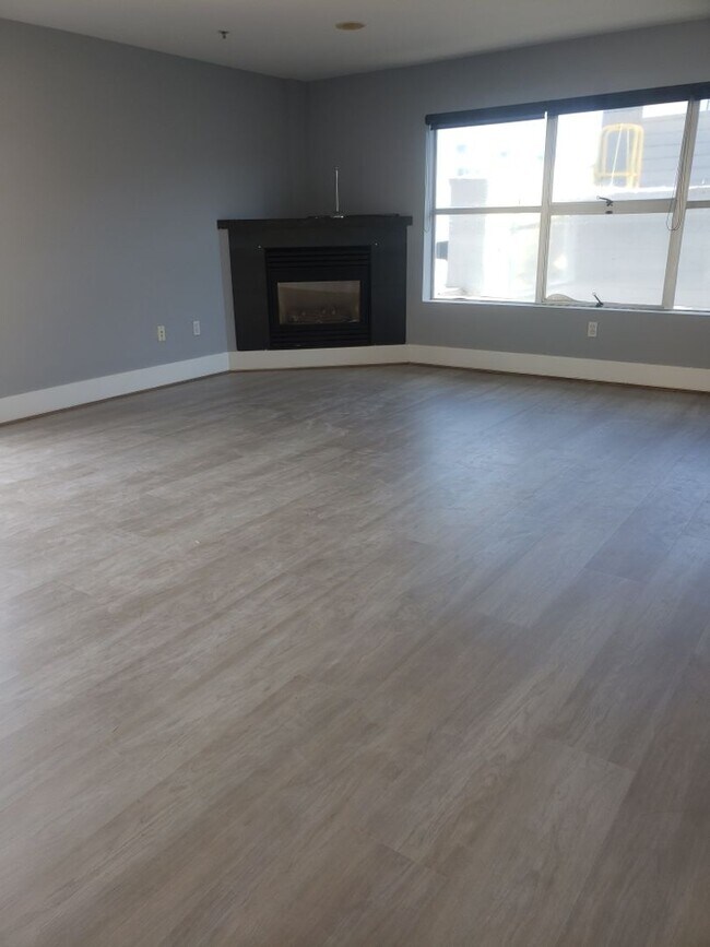 Building Photo - EPIC REA: Spacious Live/Work  Loft in SOMA with Rooftop Views