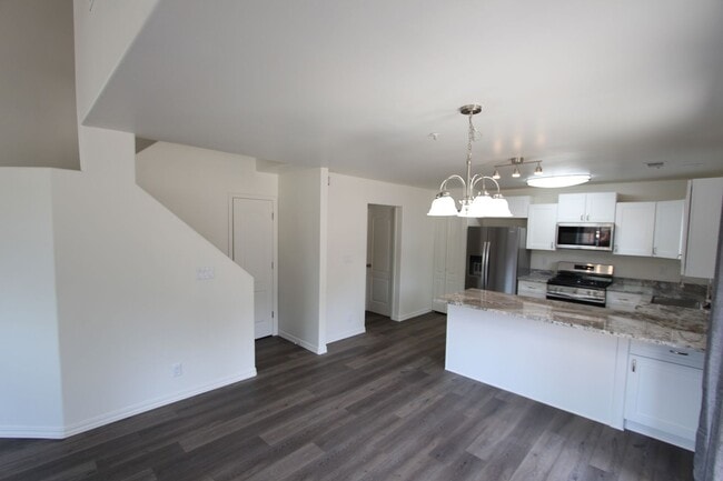 Building Photo - $500 Move-In Special | Spacious End-Unit Townhome in Village at Elk Run