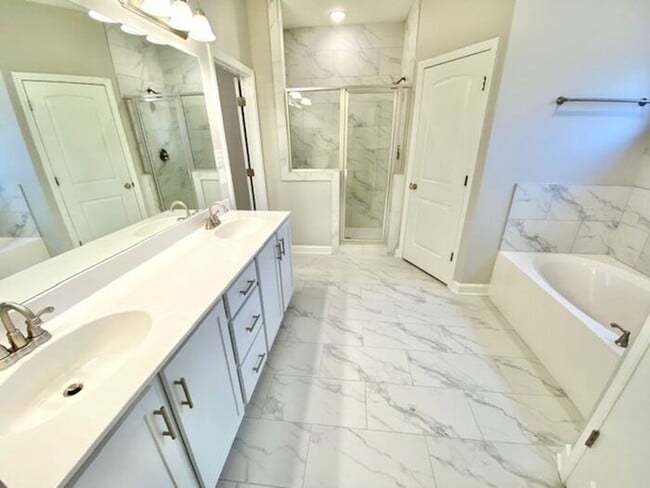 Building Photo - Now Leasing a 5-bedroom 3 bath home in Walls, Mississippi at Mallard Park