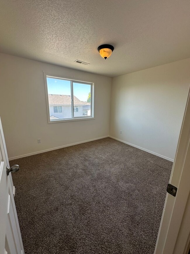 Building Photo - Spacious 4 Bedroom, 3 Bath Home with Fence...