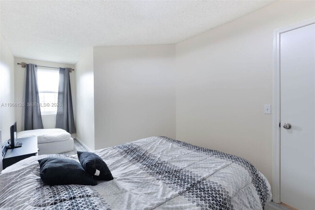 Building Photo - 9925 NW 57th Manor