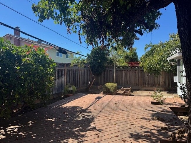 Building Photo - Lovely 3 Bedroom 2 Bath Home in Willow glen