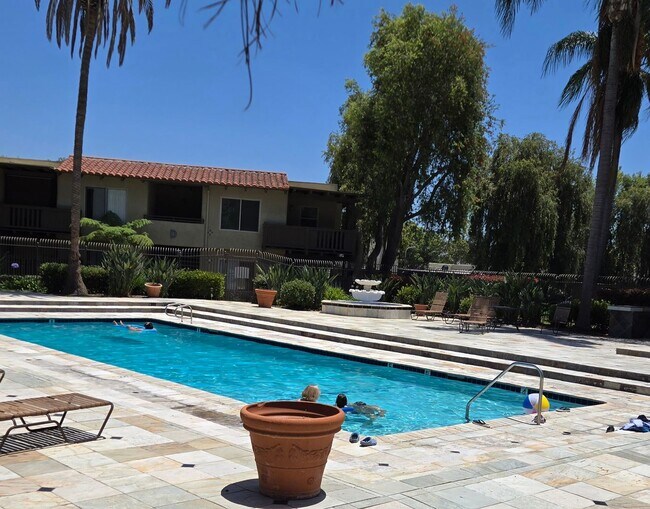 Building Photo - Santa Ana - 1 Bedroom 1 Bath Downstairs Co...